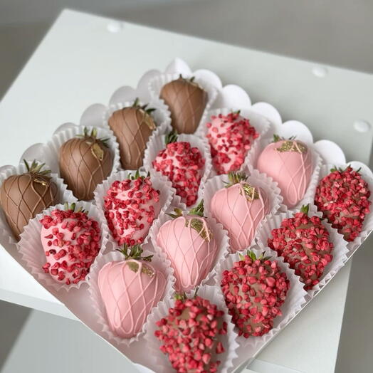Клубника в розовом шоколаде 16 штук
