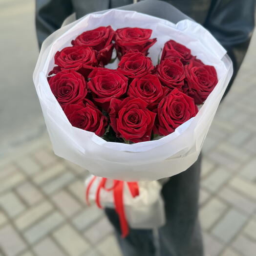 Букет из 13 роз в упаковке