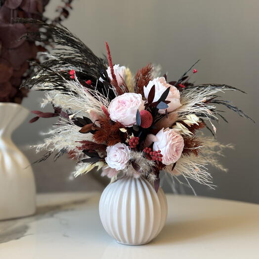 Изысканная интерьерная композиция с пудровыми стабилизированными пионами