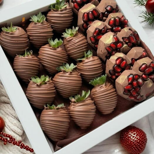 Клубника в шоколаде и гранат 🥰