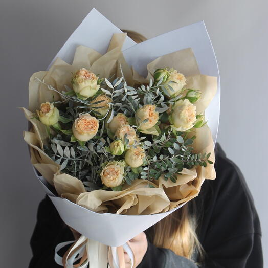 Arbustos de rosas y vegetación