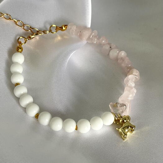 Браслет из белого агата и розового кварца с подвеской