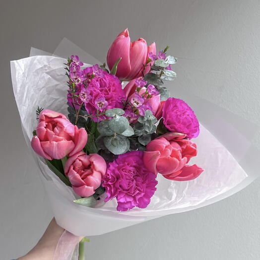 Яркий букет с тюльпанами и диантусами