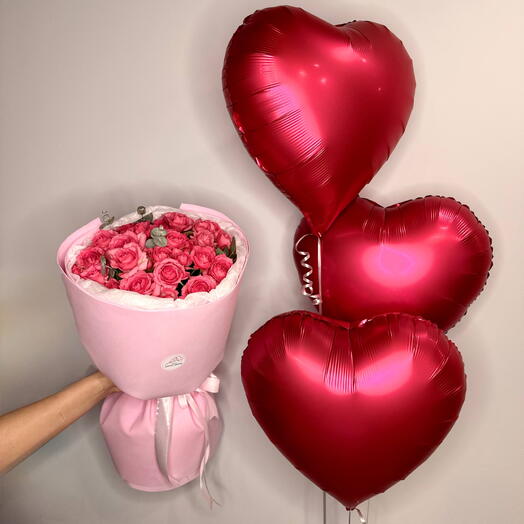 Букет с кустовой розой и шарами