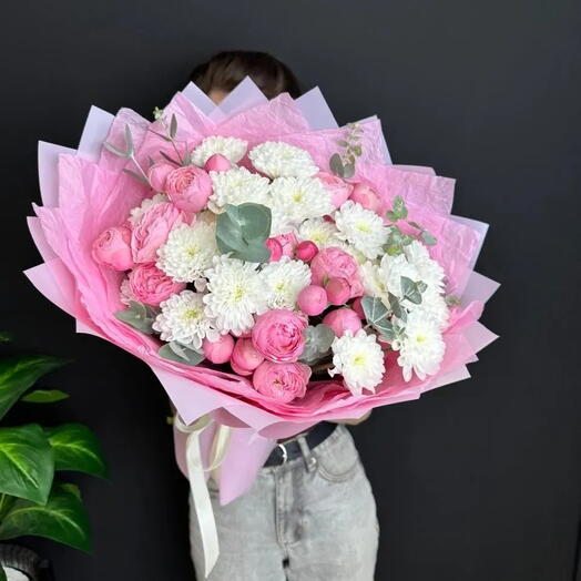 Букет из пионовидных роз и хризантем