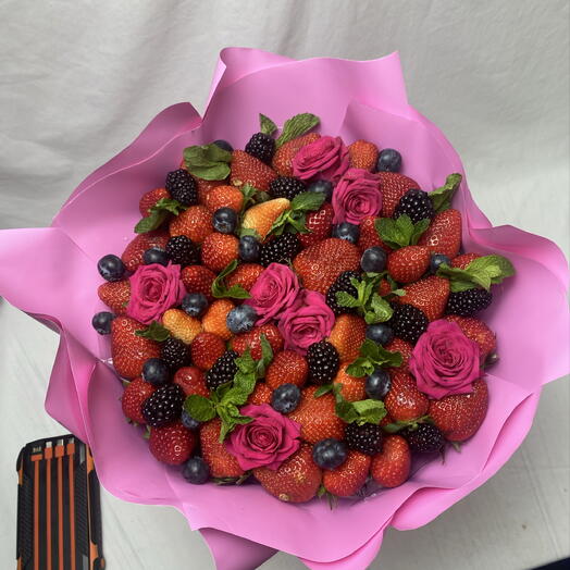 Букет из клубники с розами