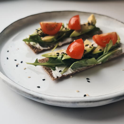 Тарелка из черного фарфора