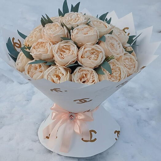 28 мыльных пионов в каркасе