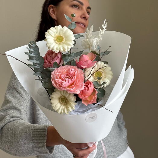 Букет с Пионовидной розой и цветущими ветками🌸