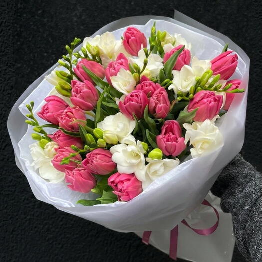 Zapach wiosny: Bukiet różowych tulipanów i białej frezji