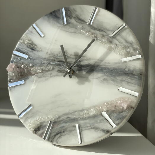 Часы из эпоксидной смолы с натуральными камнями розового кварца