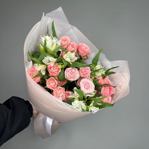 Букет из кустовых роз и альстромерий