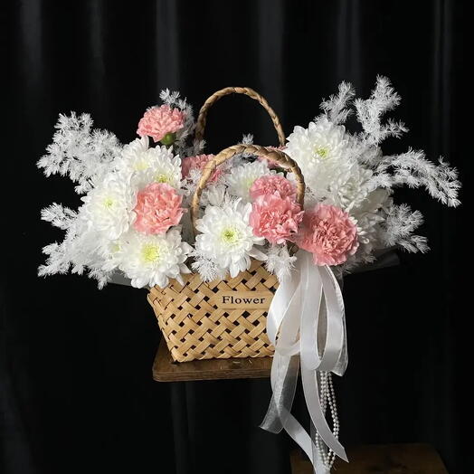 Композиция «Коралловый диантус в облаке из хризантем»