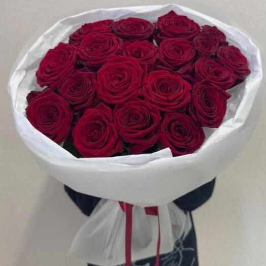 19 красных роз в белом оформлении