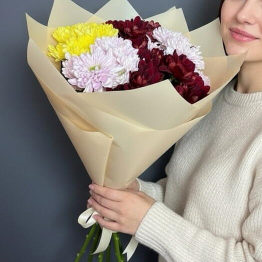 Букет из 5 разноцветных кустовых хризантем