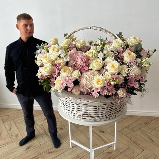 Авторская композиция из гортензий, роз, хризантем и диантусов