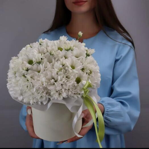 Композиция из кустовых хризантем в шляпной коробке