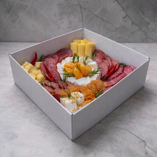 Бокс с сырами и мясными деликатесами 1,5 кг