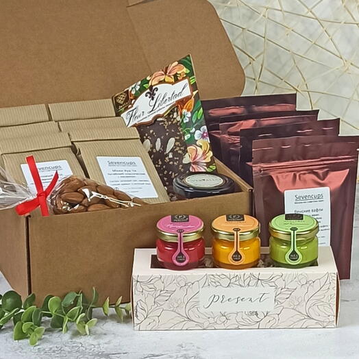 Большой трехъярусный набор чая, кофе и сладостей