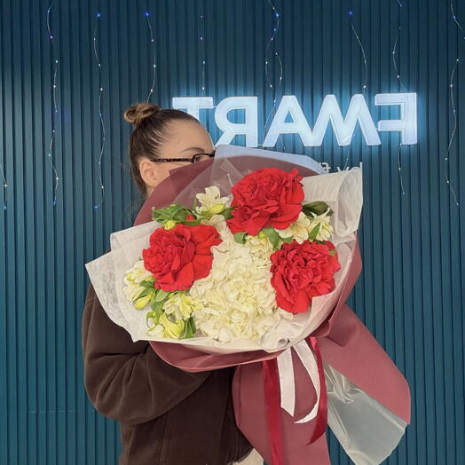 Букет с гортензией, французскими розами и альстромерией