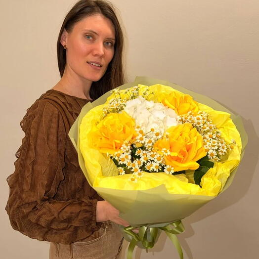 🏵️ Пышный букет с 3 желтыми розами и гортензией