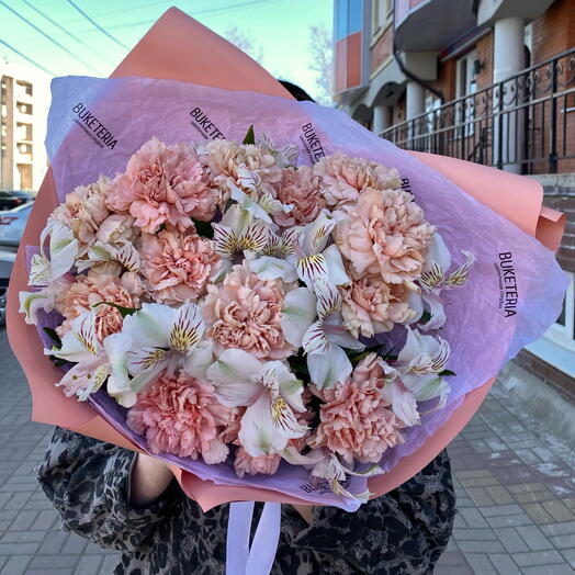 Букет из диантусов и альстромерий