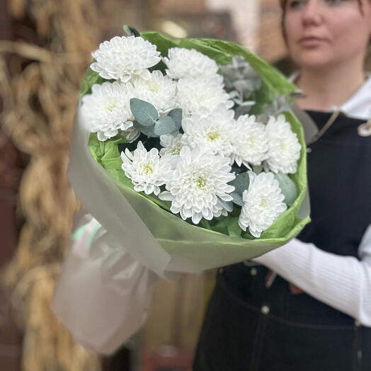 Букет «Нежность» из 3 хризантем и эвкалипта