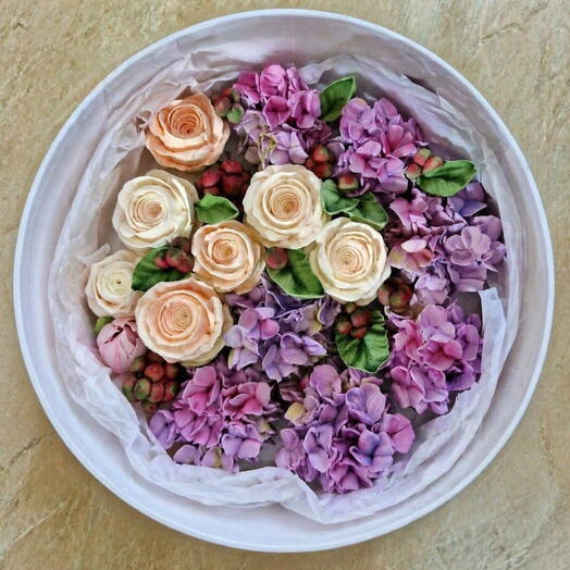 Шляпная коробка 30см с розами, ягодами и гортензиями из зефира ручной работы