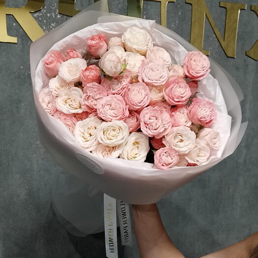 Букет из пионовиднных кустовых роз микс