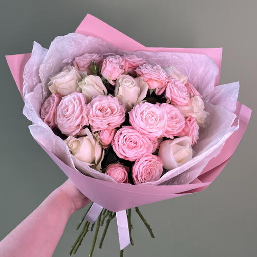 Нежный микс розовых и белых роз