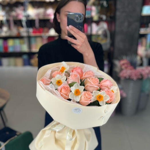 Букет из роз и нарцисса