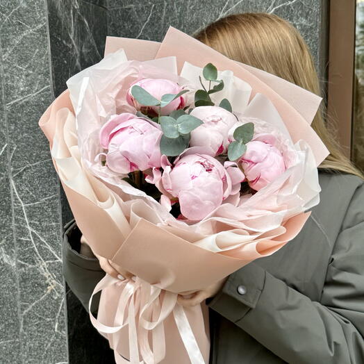 Нежные пионы с эвкалиптом