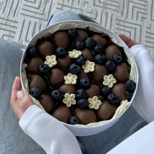 Коробка с клубникой в молочном шоколаде и голубикой