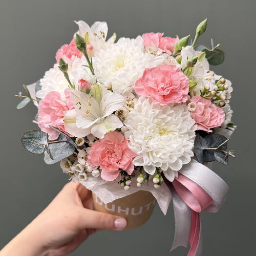 Композиция из стойких цветов в крафтовом лукошке🌸🤍