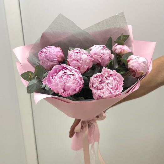 Букет из 7 розовых пионов с эквалиптом💖