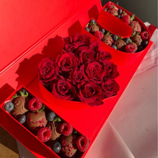 Розы и клубника в шоколаде I love you