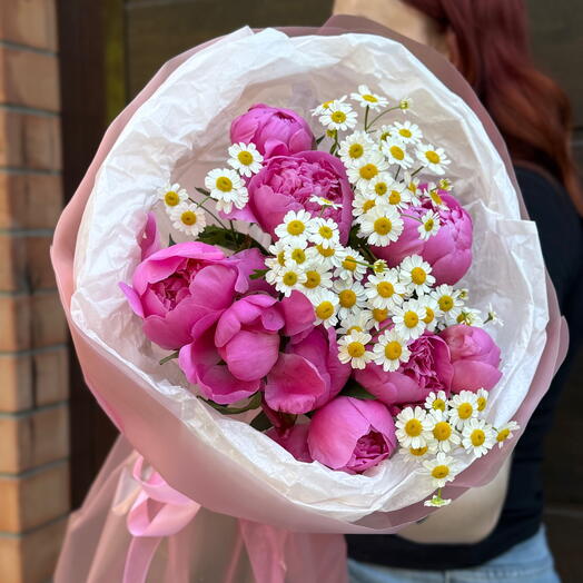 Пионы розовые с ромашкой матрикари