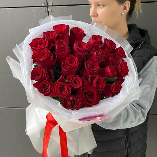 25 красных роз в воздушном оформлении