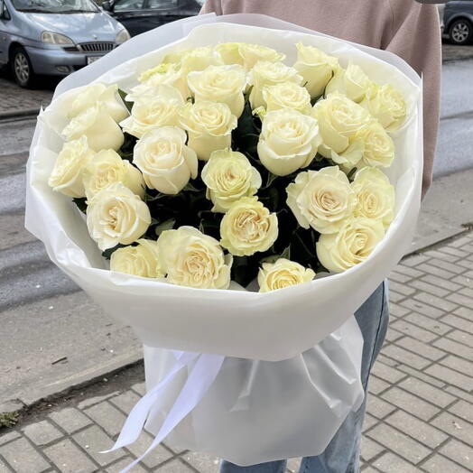 25 белых роз в стильной упаковке