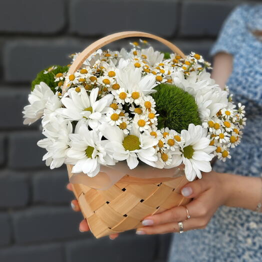 Корзина летняя с ромашками