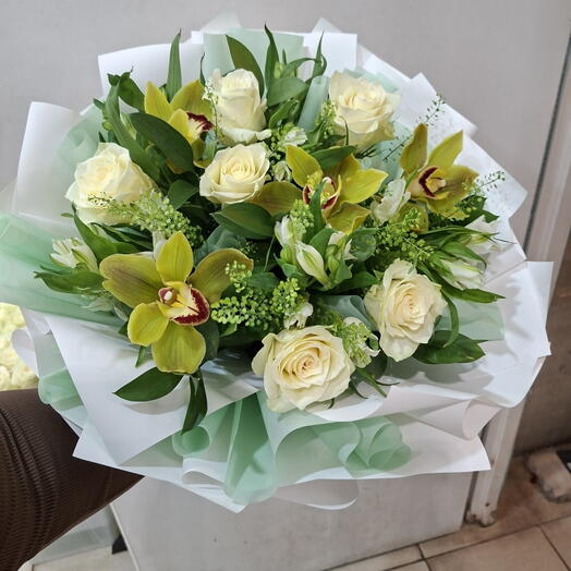 Букет из цимбидиума ,белой розы и лагуруса