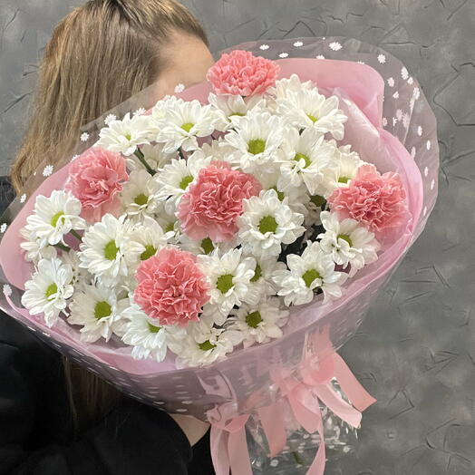 Ромашковые хризантемы и гвоздики