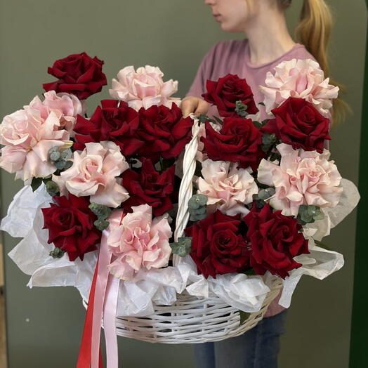 Корзина 19 французских роз с эвкалиптом