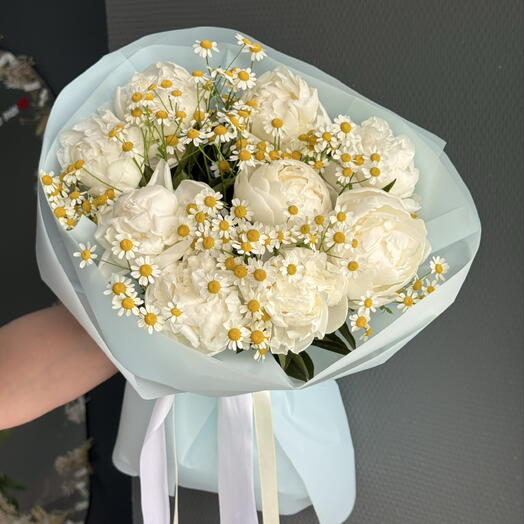 Шикарный пышный букет из белых пионов и ромашек