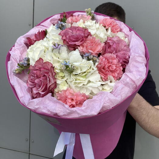 Букет в розовых тонах с пионовидной розой, гортензией и незабудками