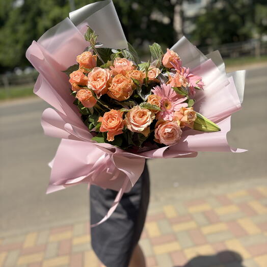 Букет из 15 одноголовых роз, Герберов и веток малины и лилии