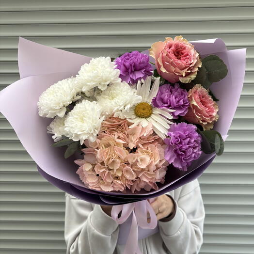 Авторский букет с гортензией, диантусом и хризантемой