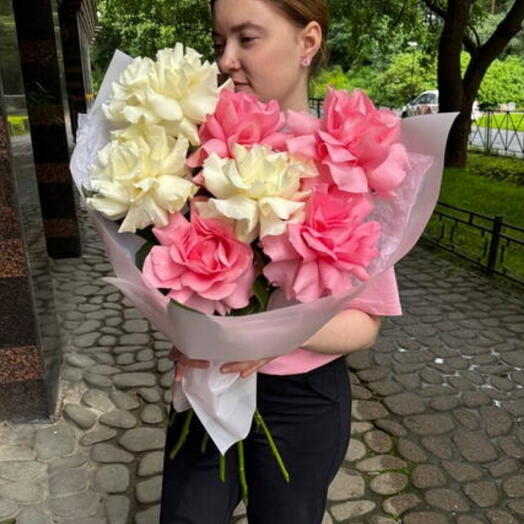 Букет из красно-белых французских роз