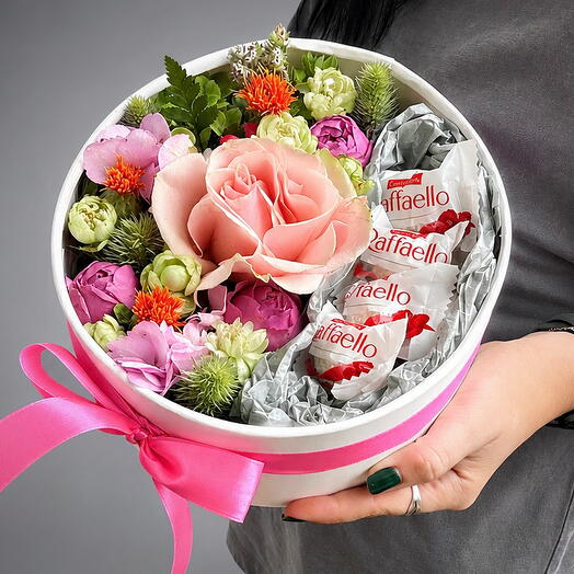 EXOTIC SWEET BOX: Цветы в коробке с раффаэлло
