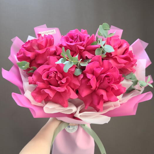 Букет из розовых ажурных роз и эвкалипта